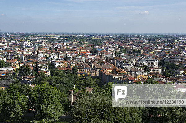 Italien - Lombardei  Bergamo  Blick auf die Unterstadt von den venezianischen Stadtmauern aus  .