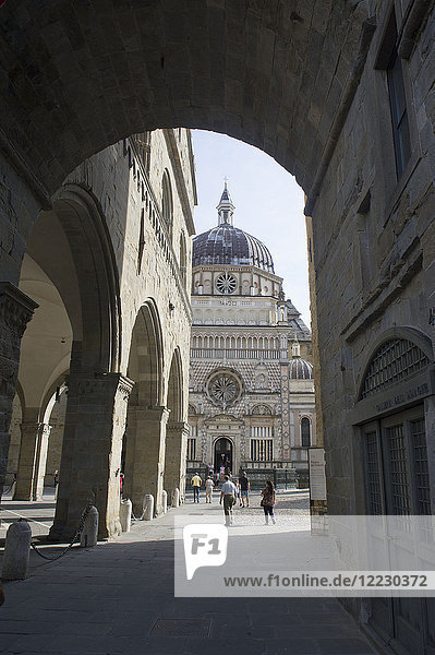 Italien  Lombardei  Bergamo  Città Alta  Alter Platz unter dem Bogen des Rektorenpalastes Blick auf die Colleoni-Kapelle