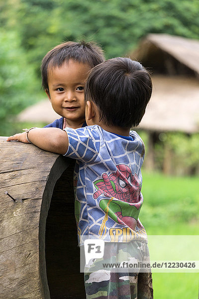 Asien  Thailand  Chiang Mai  Ban Huay Pa Rai Hill Tribe Village  spielende Kinder