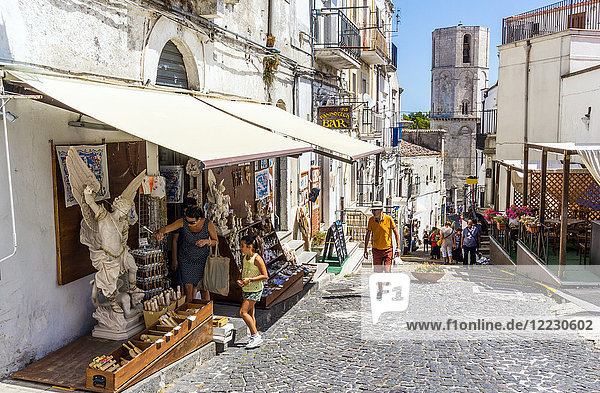 Italien  Apulien  Monte Sant'Angelo  Altstadt  Glockenturm von San Michele Arcangelo im Hintergrund