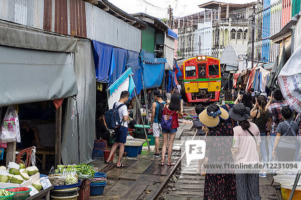 Asien  Thailand  Samut Songkhram  Maeklong Eisenbahnmarkt