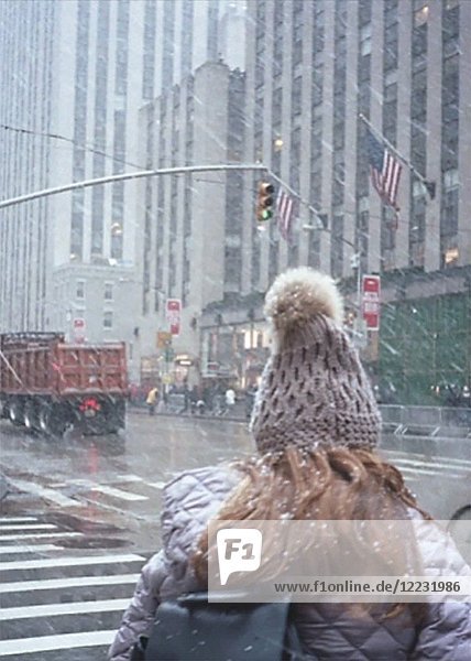 3D-Stereoeffekt eines Mädchens auf einer verschneiten Straße  New York City  New York  USA