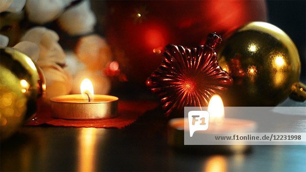 Weihnachtsschmuck und Kerzen auf dem Tisch