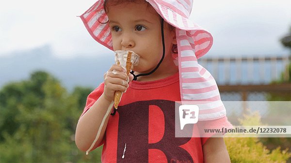 Junges Mädchen isst tropfende Eiscreme