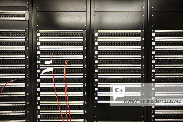 In einem Computer-Serverraum ausgerichtete Lagergestelle.