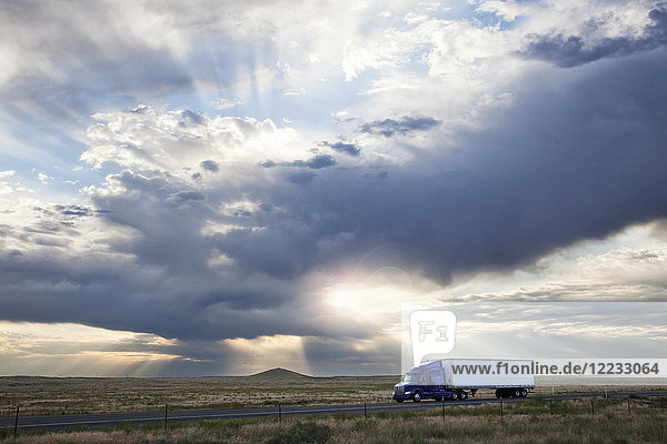 kommerzieller Lastwagen  der durch das hohe Wüstenland im Osten von Washington fährt  USA