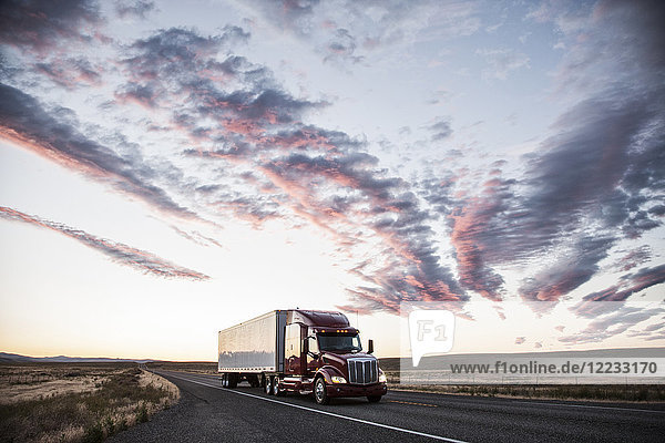 Kommerzieller Lastwagen bei Sonnenuntergang auf der Straße  USA