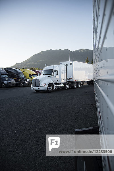 Lastwagen auf dem Parkplatz eines Truckstops in der Nähe von Seattle  Washington  USA