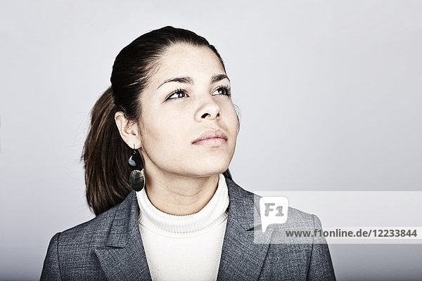 Studioporträt einer jungen hispanischen Frau
