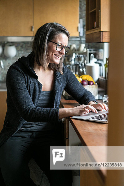 Weibliche Design-Profi mit Laptop auf dem Tisch im Home-Office