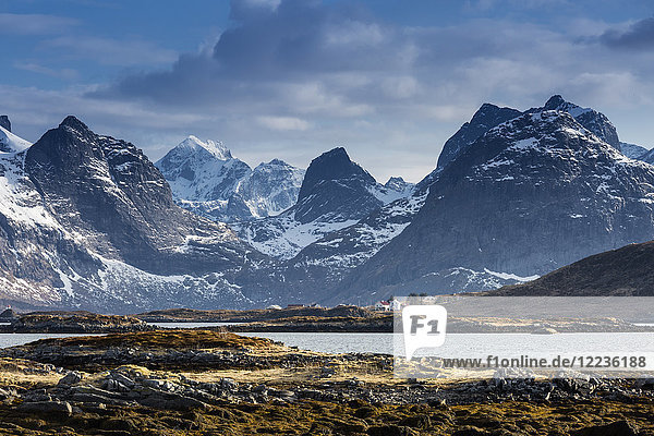 Schnee auf sonnigen  zerklüfteten Bergen  Ramberg  Lofoten  Norwegen