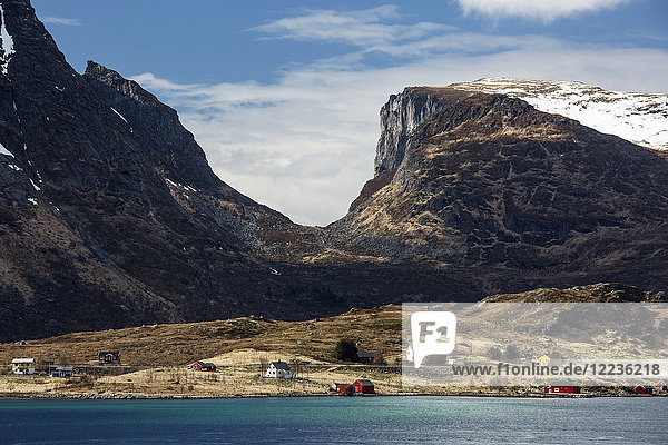Berge über abgelegenen Küstenhäusern  Krystad  Lofoten  Norwegen