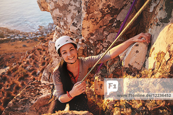 Portrait lächelnde  selbstbewusste Klettererin