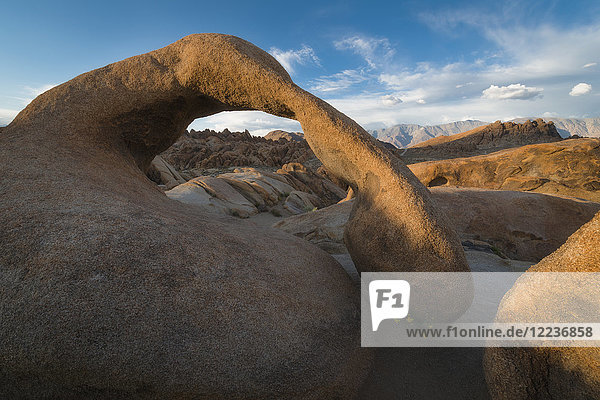 USA  Kalifornien  Owens Valley  Mobius Arch  Natürlicher Bogen und andere Felsformationen