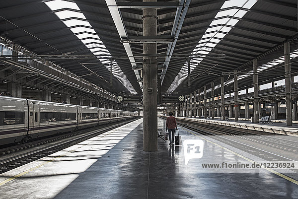Spanien  Andalusien  Cordoba  Frau auf leerem Bahnsteig