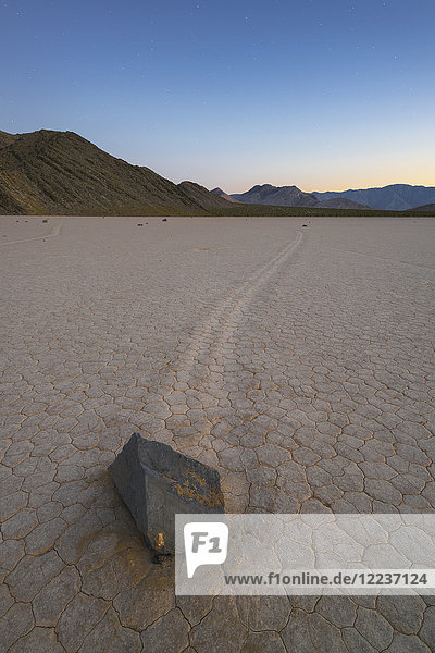 USA  Kalifornien  Death Valley National Park  Rennstrecke Playa  Steine in der Wüste