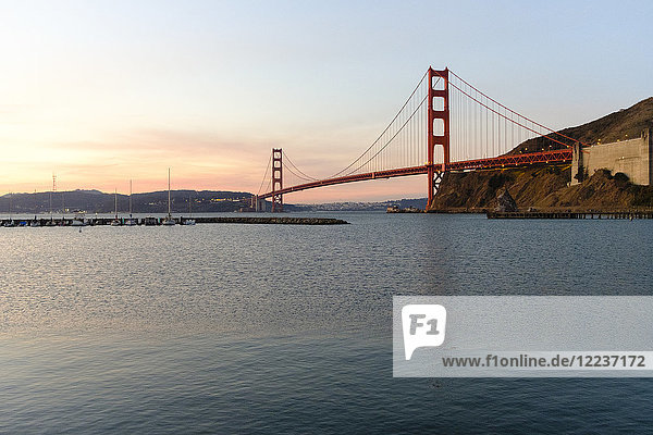 USA  Kalifornien  San Francisco  Golden Gate Bridge bei Sonnenuntergang
