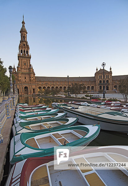 Spanien  Sevilla  Boote schwimmen auf dem Teich neben der Plaza De Espana