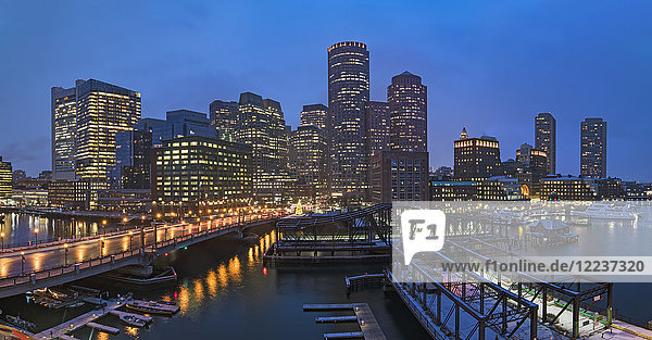 USA  Massachusetts  Boston  Stadtpanorama am Wasser in der Abenddämmerung