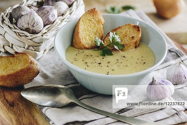 Knoblauchsuppe mit Croutons