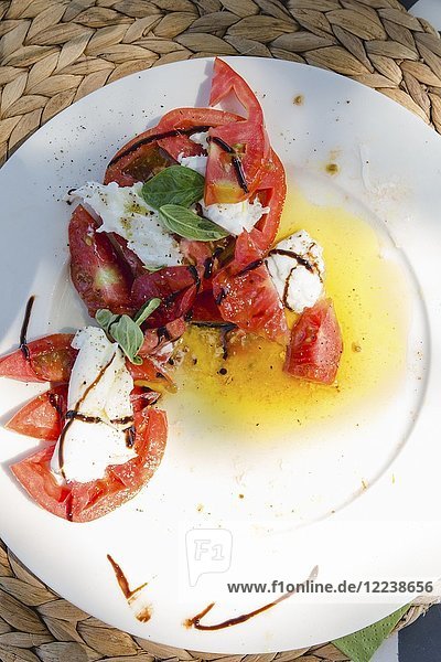 Tomaten mit Mozzarella auf einem Teller (Draufsicht)