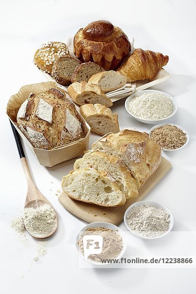Verschiedene Brote aus biologischem Anbau  Brioche  Croissant und verschiedene Mehlsorten