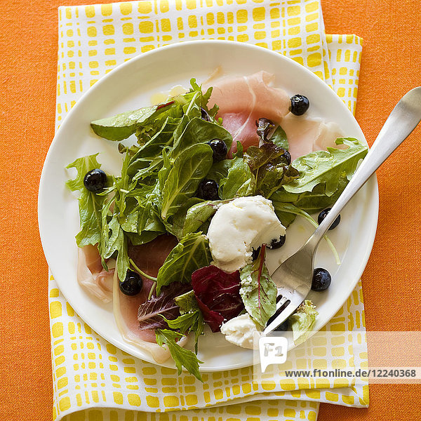 Prosciutto-Salat mit Heidelbeeren