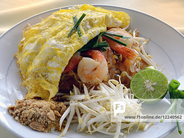 Pad Thai mit Shrimps  Ei  Erdnüssen und Sojasprossen (Thailand)