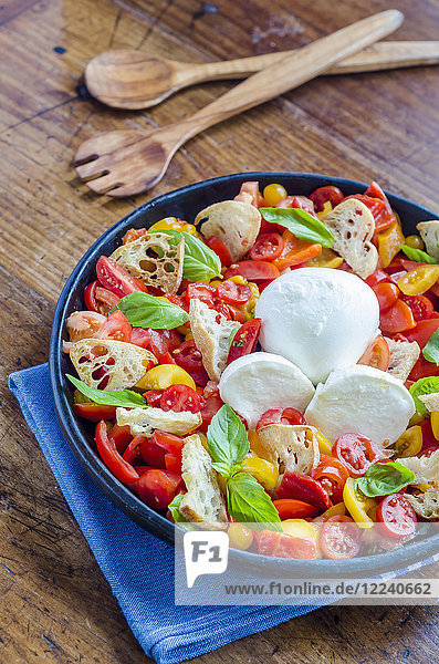 Tomatensalat mit Büffelmozzarella  Basilikum und Röstbrot
