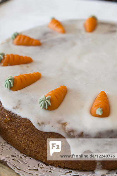 Karottenkuchen mit Zuckerguss und Marzipanmöhren verziert