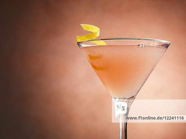 Ein Cosmopolitan-Cocktail vor einem farbigen Hintergrund