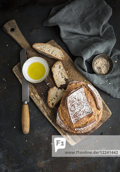 Brot auf Brett mit Olivenöl