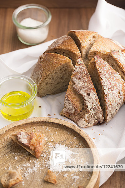 Brot Salz und Olivenöl