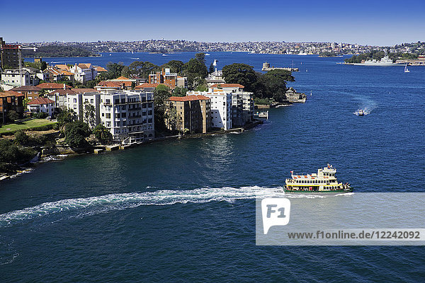 Fähre im Hafen von Sydney an einem sonnigen Tag in Sydney  Australien