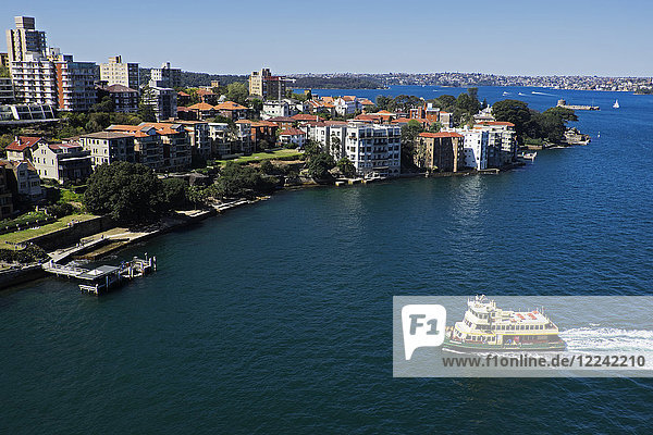 Fähre nähert sich dem Dock im Hafen von Sydney an einem sonnigen Tag in Sydney  Australien
