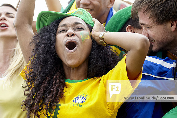 Brasilianische Fußballfans feiern Sieg beim Spiel