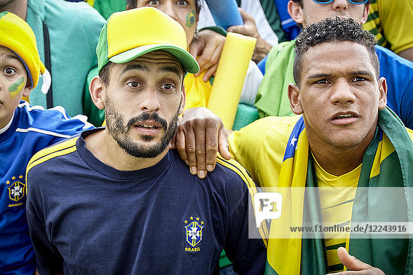 Brasilianische Fußballfans beobachten das Spiel in Erwartung