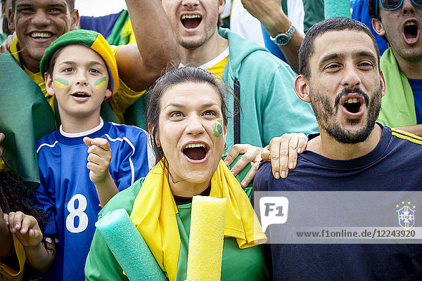 Brasilianische Fußballfans jubeln über das Fußballspiel