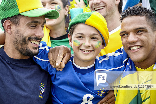Brasilianische Fußballfans beim Spiel  Portrait