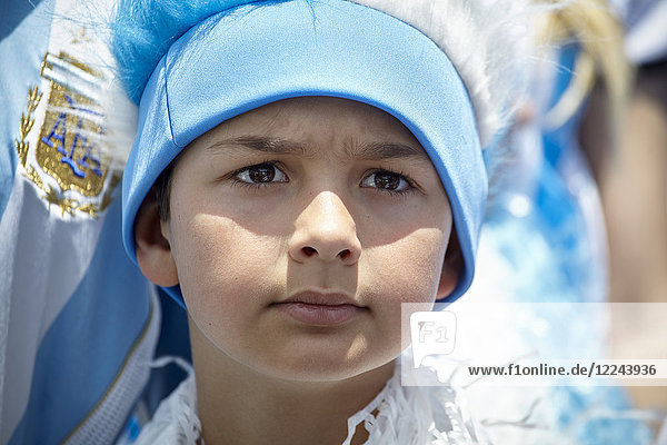 Junge unterstützt argentinischen Fußball beim Spiel  Porträt