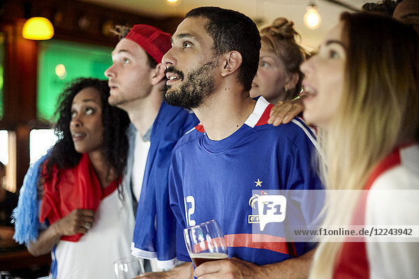 Französische Fußballfans beobachten Spiel in der Bar