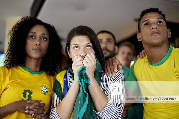 Brasilianische Fußballfans schauen sich das Spiel in der Bar an