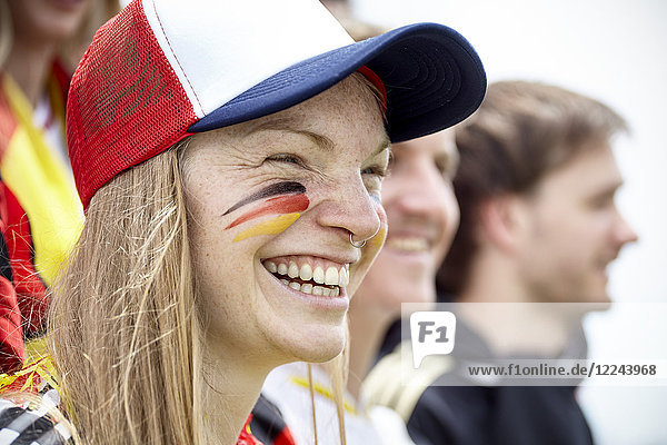 Deutscher Fußballfan lächelt beim Spiel