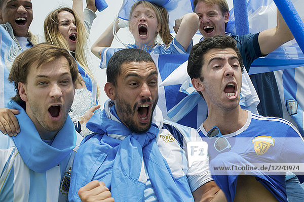 Argentinische Fußballfans schreien im Sieg beim Spiel