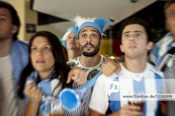 Argentinische Fußballfans schauen sich das Spiel in der Bar an