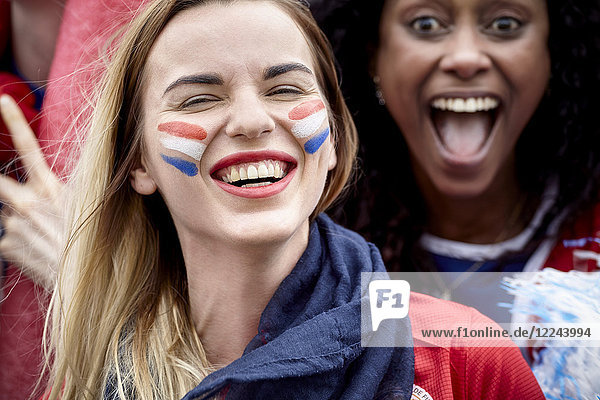 Französische Fußballfans lächeln und jubeln über das Spiel