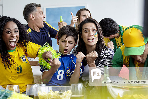 Brasilianische Fußballfans feiern den Sieg beim Heimspiel