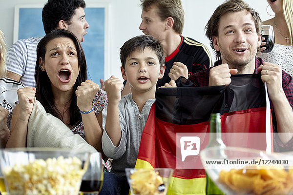 Deutsche Fußballfans beobachten das Spiel zu Hause