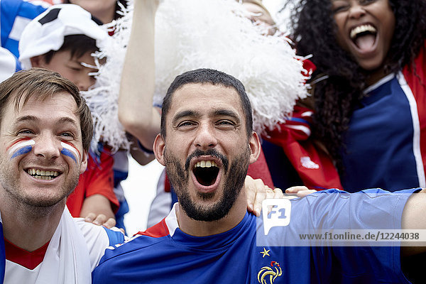 Französische Fußballfans jubeln über das Spiel