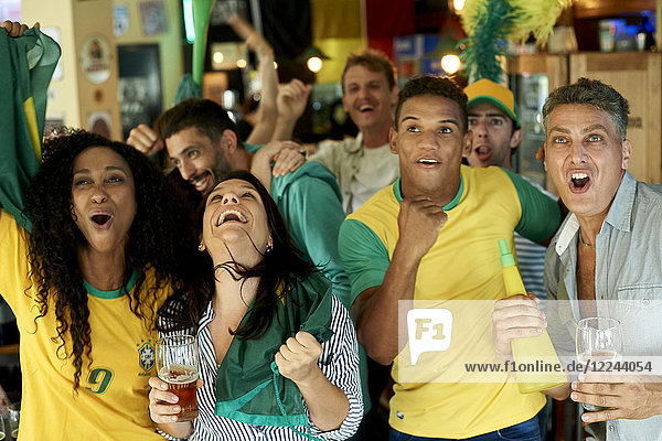 Brasilianische Fußballfans beim gemeinsamen Spiel in der Kneipe